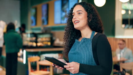 café, mujer y dueño de un negocio en una tableta