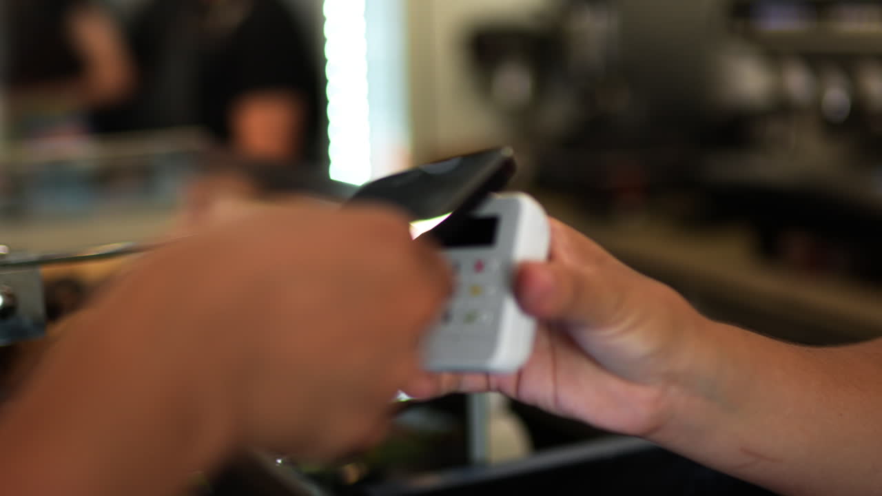 스마트 폰을 사용하여 지불하는 고객