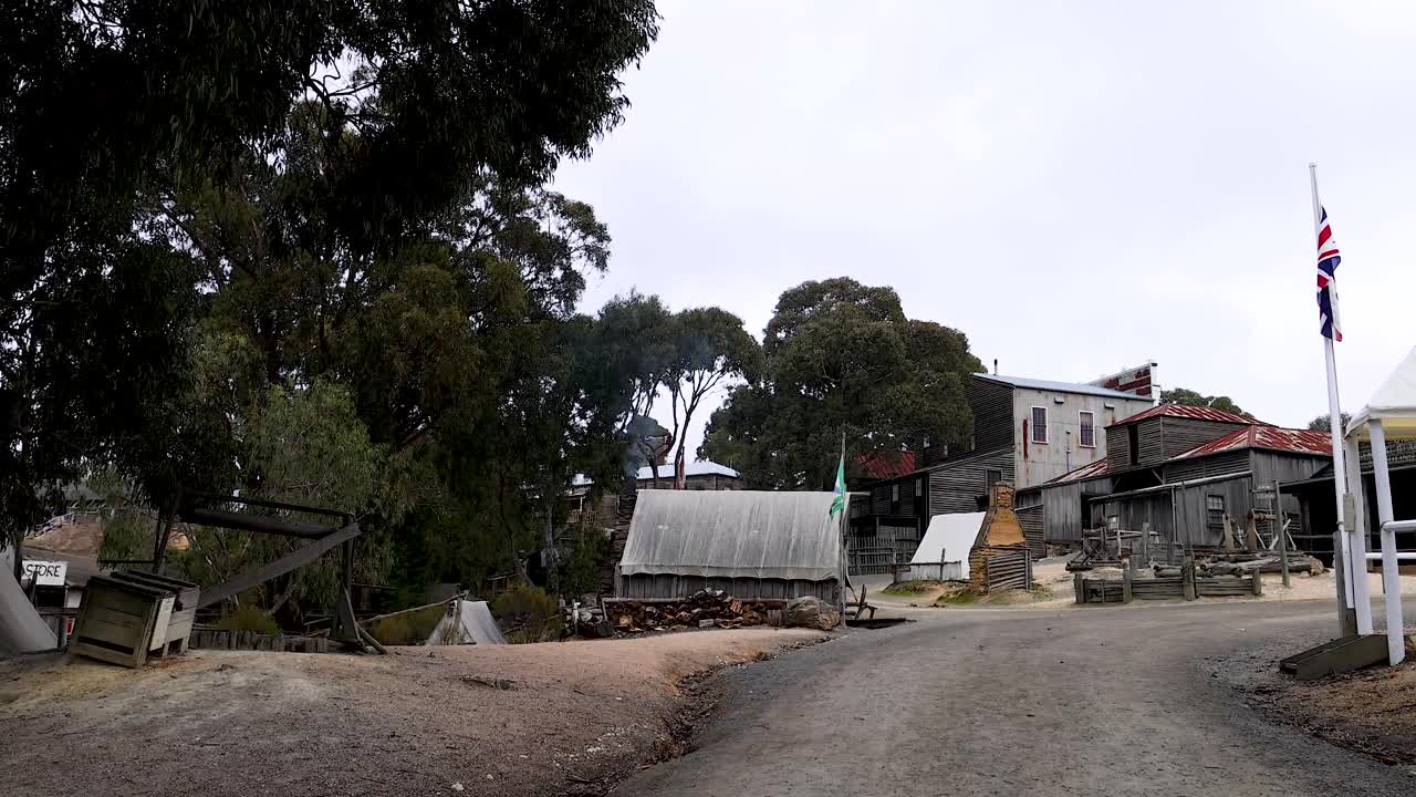 역사적인 마을의 오래된 건물과 발