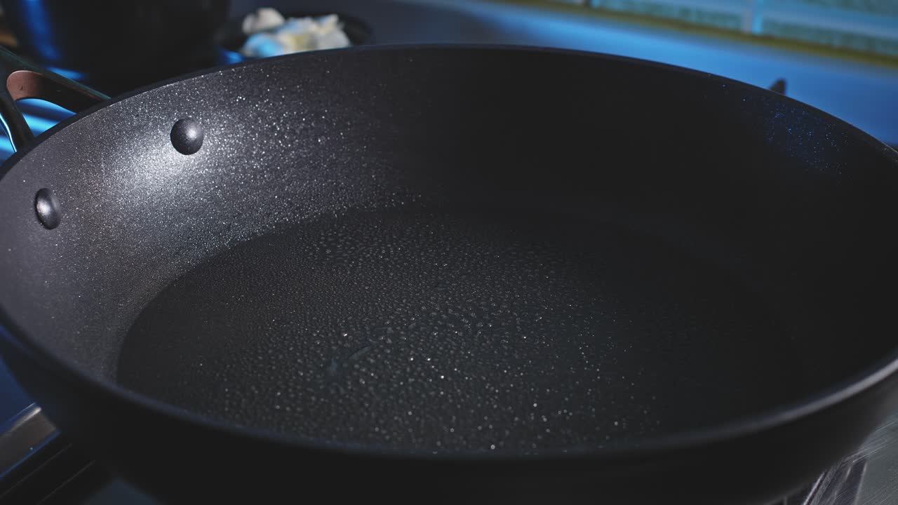 spray de aceite de coco en una sartén antiadherente caliente en la cocina