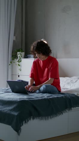 mujer trabajando en la computadora portátil en la cama