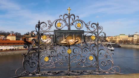 Rednerpult-Des-Heiligen-Johannes-Nepomuk-Auf-Der-Karlsbrücke,-Prag,-Tschechische-Republik