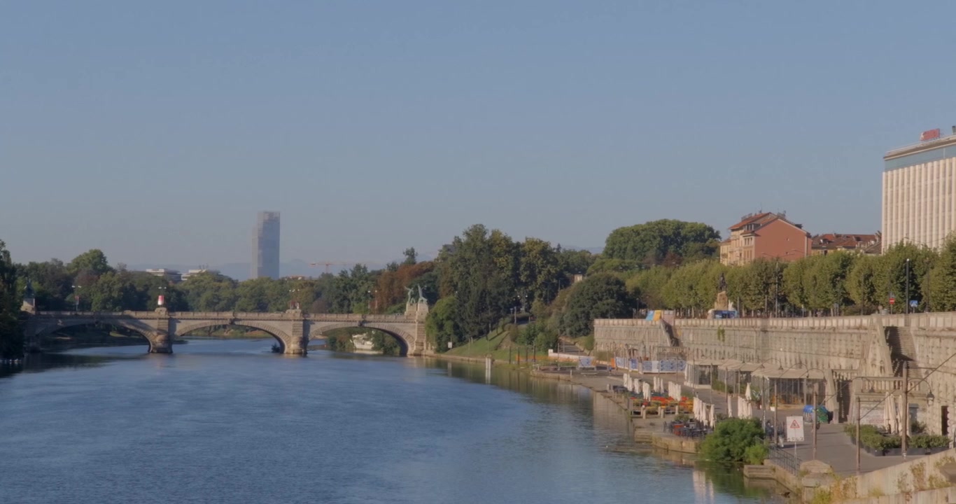 Panoramica sul fiume Po nel centro di Torino