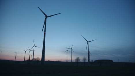 Many-wind-turbines-rotating-in-the-evening