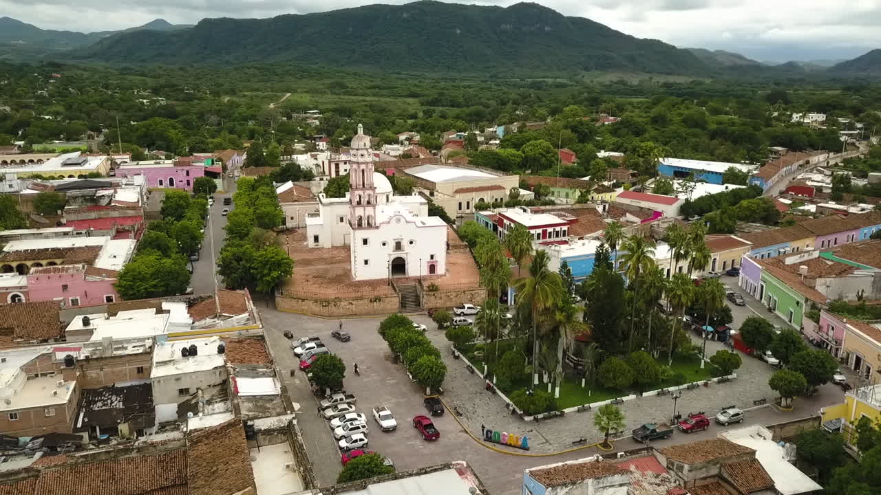 vista aerea de la iglesia y plaza pueblo magico de cosala sinaloa, mexico