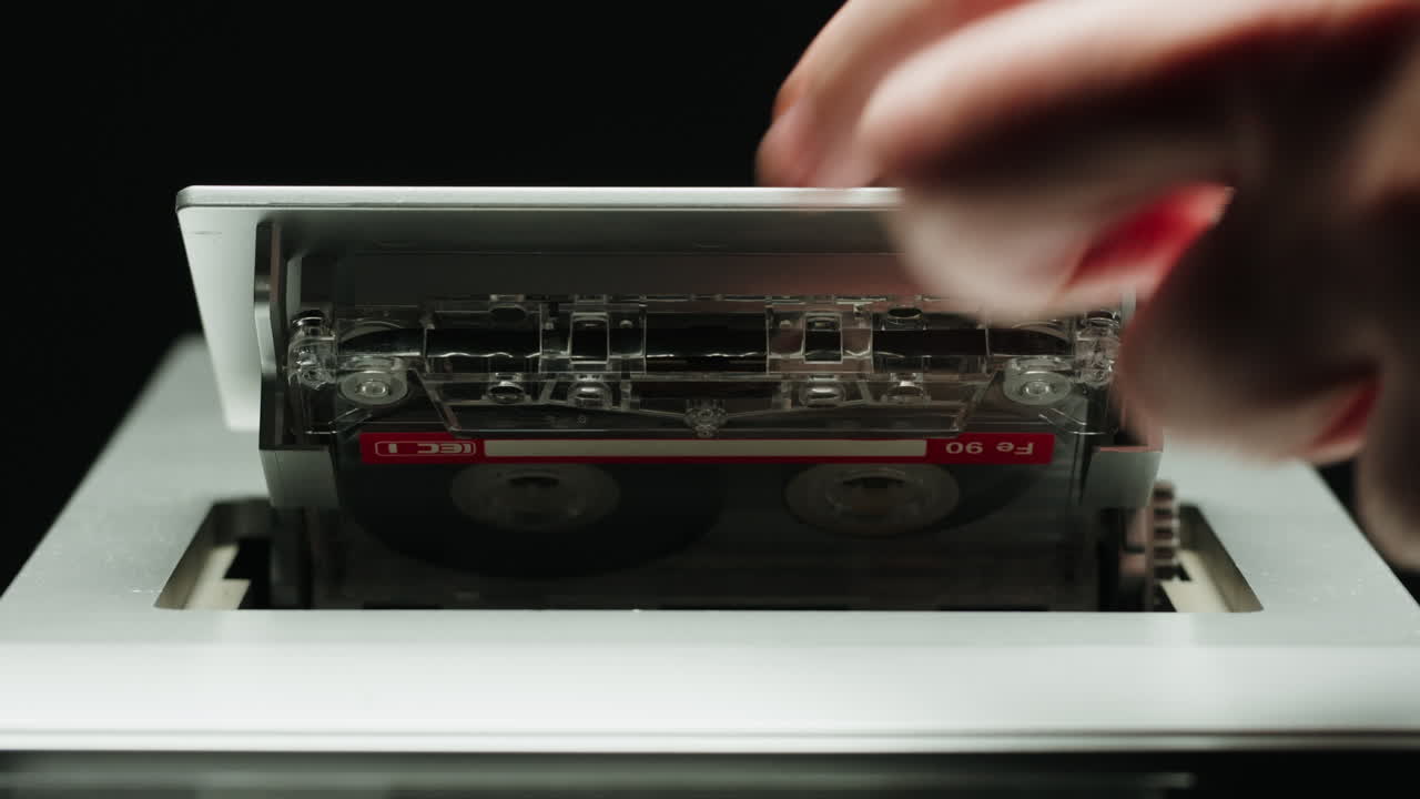 reproductor de cintas de cassette, primer plano de un cassette de audio vintage giratorio en una grabadora de cinta. cassette magnético retro reproduce música. enfoque selectivo, profundidad de campo poco profunda