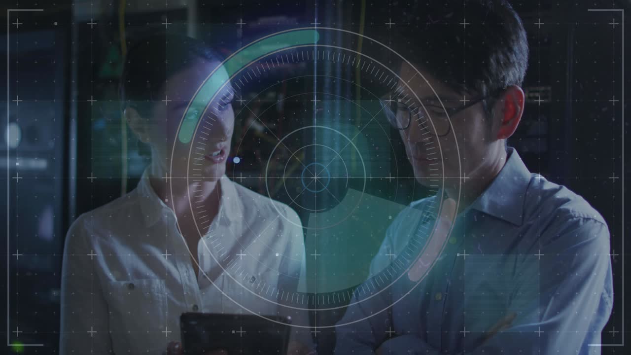 animación de datos sobre diversos ingenieros de ti masculinos y femeninos con tableta por servidor de computadora