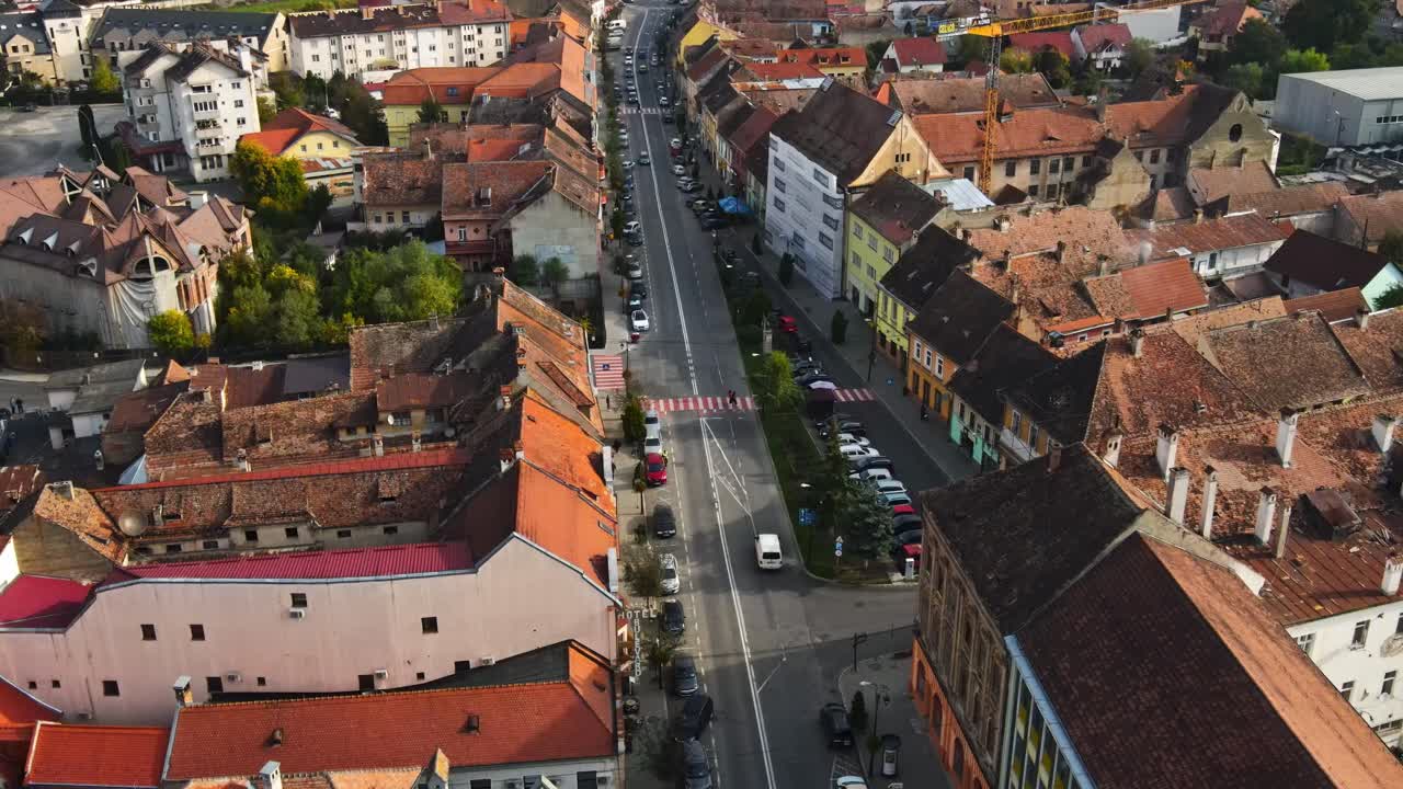 Vista aerea con drone di Sighișoara, Romania. Strade con auto, aree verdi ed edifici