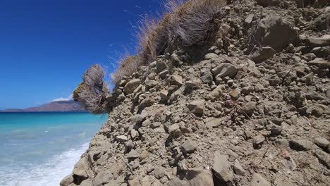 majestuosidad del mar jónico: una impresionante costa rocosa con aguas azules bajo un vasto cielo azul, un impresionante panorama costero