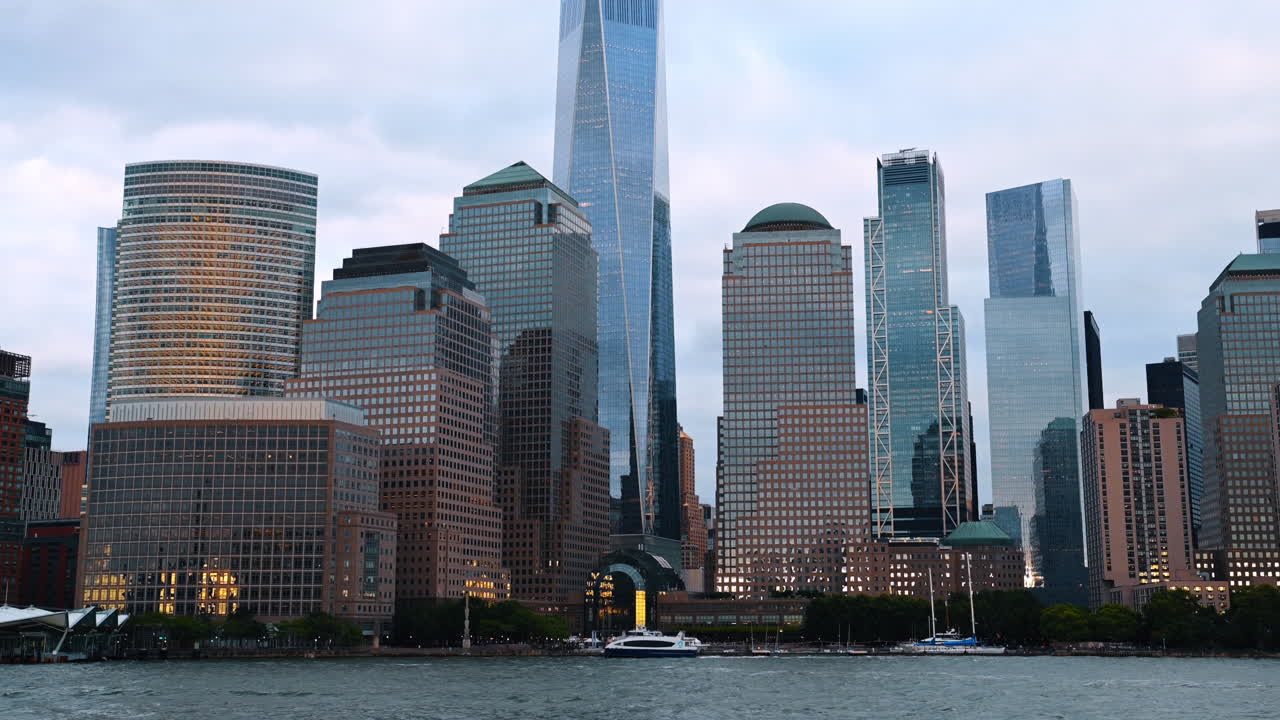 Complexo Brookfield Place e World Trade Center ao entardecer. Arranha-céus de Battery Park City e One World Trade Center refletindo a luz do entardecer.