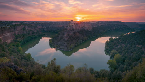 Sunset-time-lapse-in-Horseshoe-Bend-meander-of-Duraton-River-in-Hoces-del-Duraton,-Segovia,-Castilla-y-Leon,-Spain