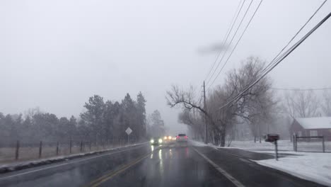 POV-Aufnahmen-Vom-Fahren-In-Der-Landschaft-Von-Boulder,-Colorado,-Während-Eines-Schneesturms