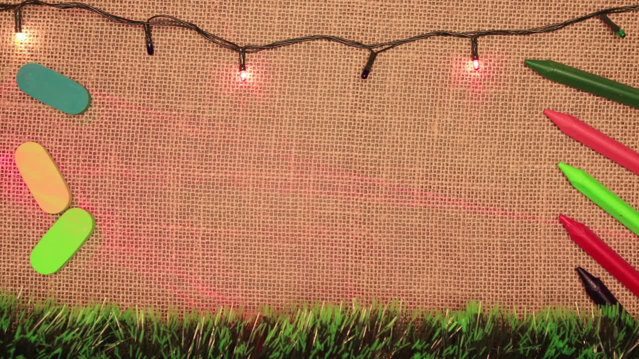 marco de letras de navidad con lápices de colores y borradores.