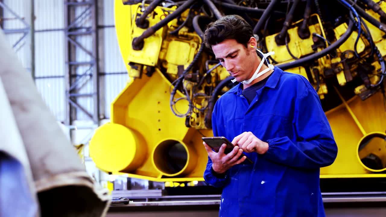 ingeniero marítimo que usa una tableta 4k