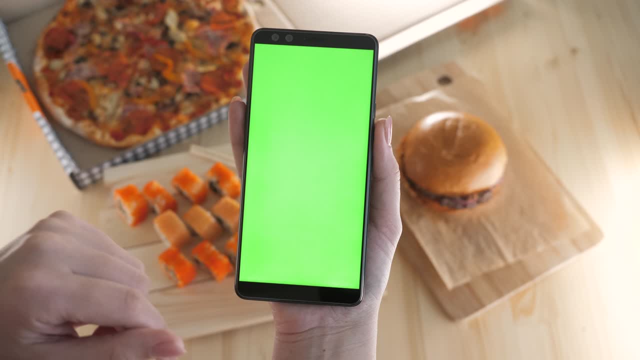 pedir comida, ver la aplicación, pagar el servicio de entrega, la tienda de menús en línea usar el teléfono móvil