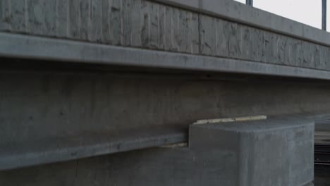 vista de disparo de drones desde el puente de la autopista hasta el tráfico