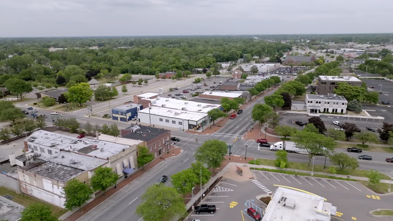 el centro de wayne, michigan con el video del dron moviéndose en un ángulo