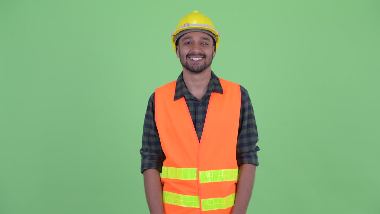 joven persa barbudo y guapo trabajador de la construcción