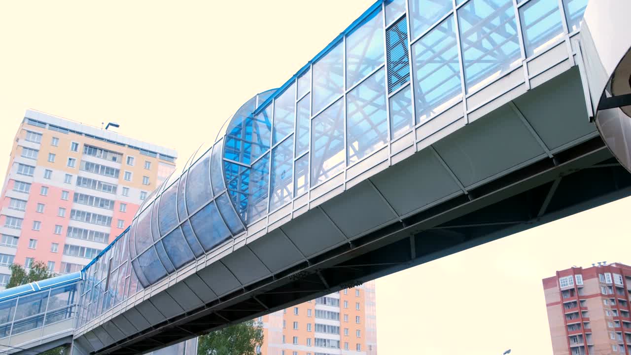 고층 보행자 교차로. 도로를 건너는 안전한 통로.