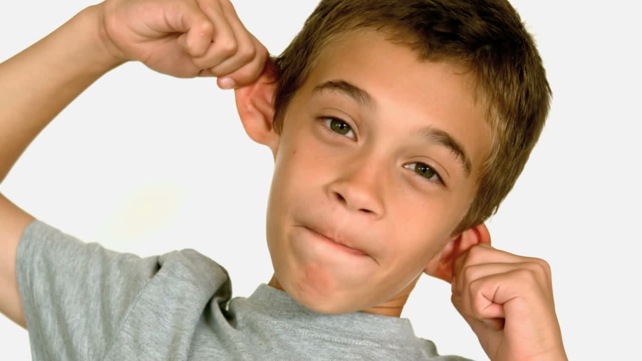 маленький мальчик морщится.