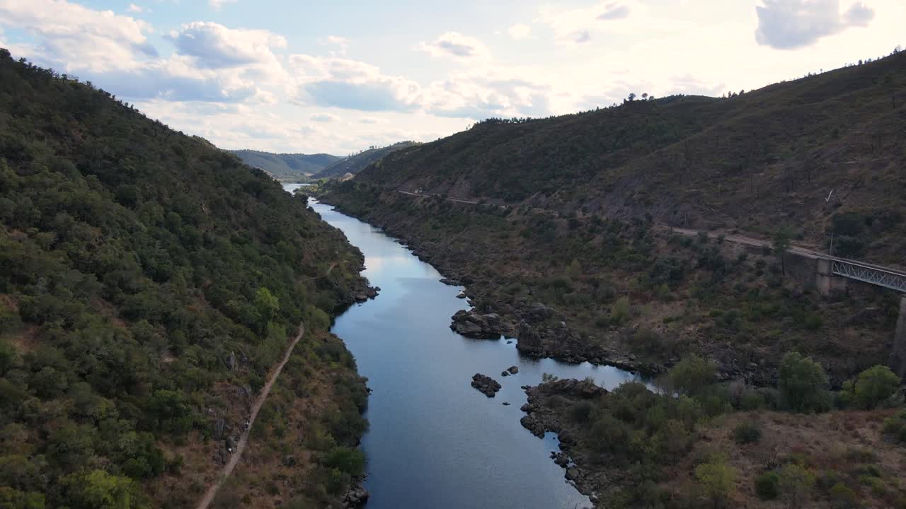 vista aérea del increíble valle del río tejo en un día nublado