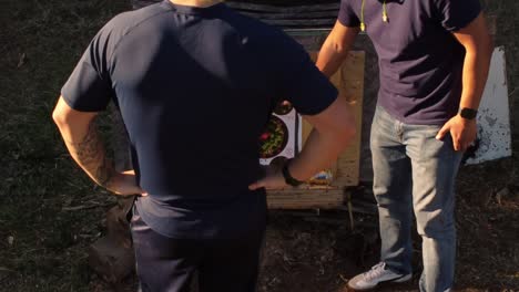 dos hombres en el campo de tiro de destino exterior