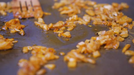 Zwiebelstücke-In-Einer-Bratpfanne,-Nahaufnahme