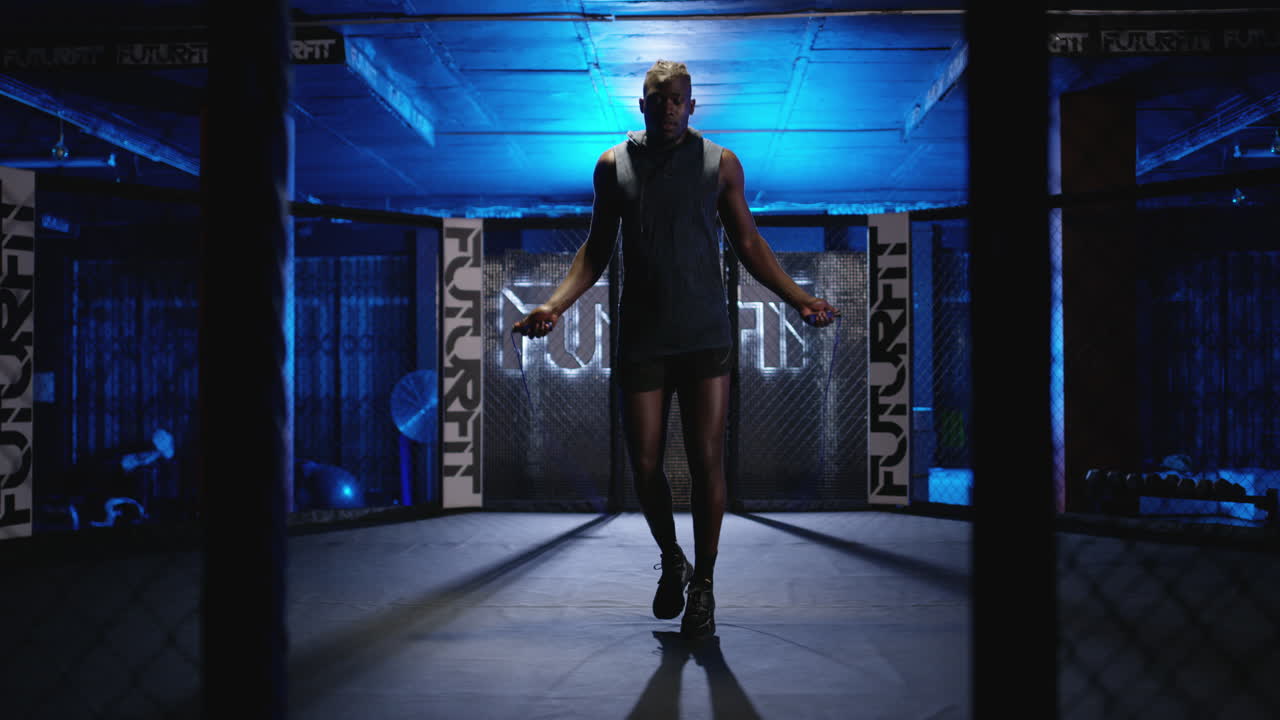 Uomo che salta la corda in una palestra di boxe
