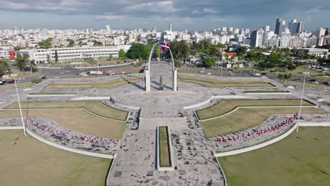 Plaza-De-La-Bandera-O-Plaza-De-La-Bandera-Y-Paisaje-Urbano-En-Segundo-Plano