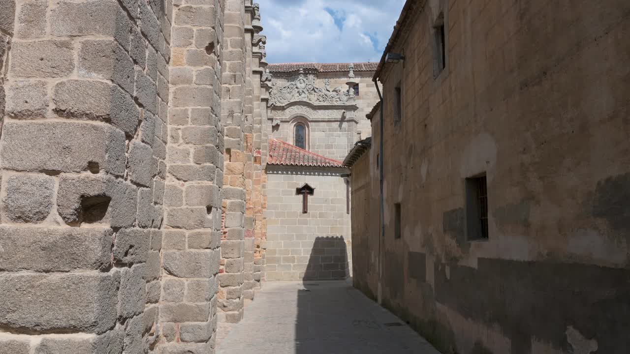 El callejón medieval y la iglesia en Ávila, España, presentan una impresionante arquitectura románica. Su intrincada mampostería y significado histórico son puntos de referencia en esta ciudad Patrimonio de la Humanidad por la UNESCO.