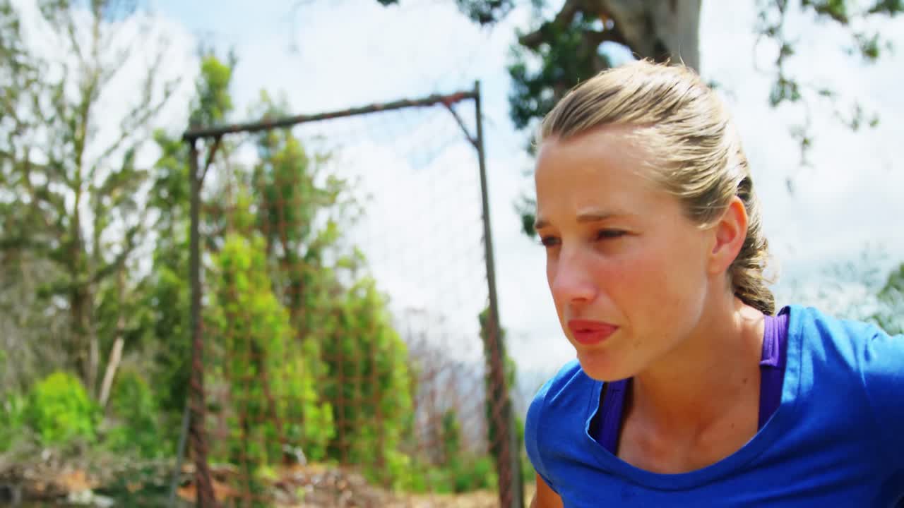 장애물 코스 4k 동안 병에서 물을 마시는 여성