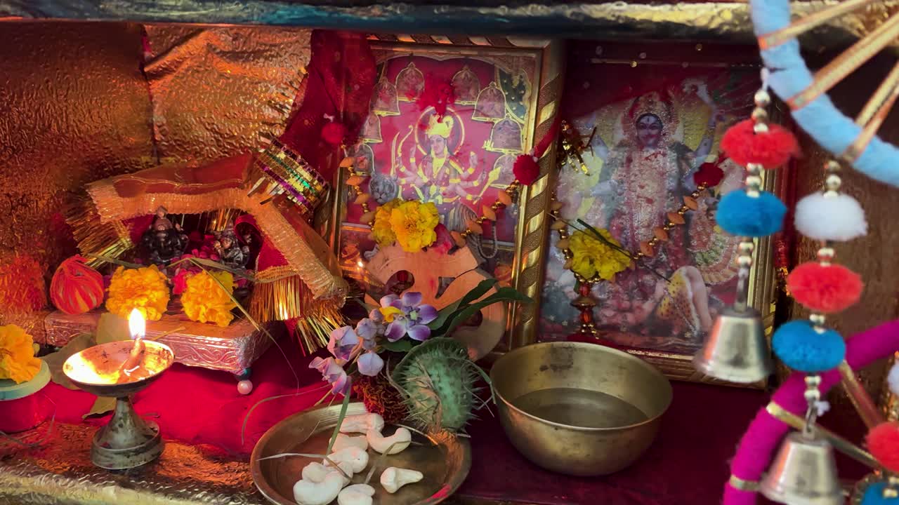 Altar do festival hindu Shivratri com frutas, doces e decorações florais