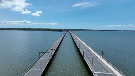 drone estableciendo la toma del puente conmemorativo ted smoot, la cámara volando entre los dos carriles del puente, ascendiendo y bajando