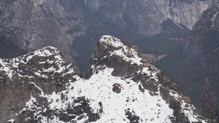 Udsigt ned over Yosemite Valley i sne fra Dewey Point udsigtspunkt