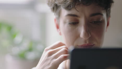 retrato hermosa mujer de negocios caucásica que usa una tableta bebiendo café leyendo mensajes de correo electrónico disfrutando viendo entretenimiento en línea relajándose en casa de cerca