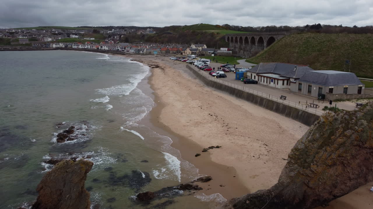 la espectacular playa de cullen en escocia vista desde el aire en un video aéreo