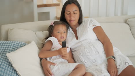 madre e hija viendo la televisión
