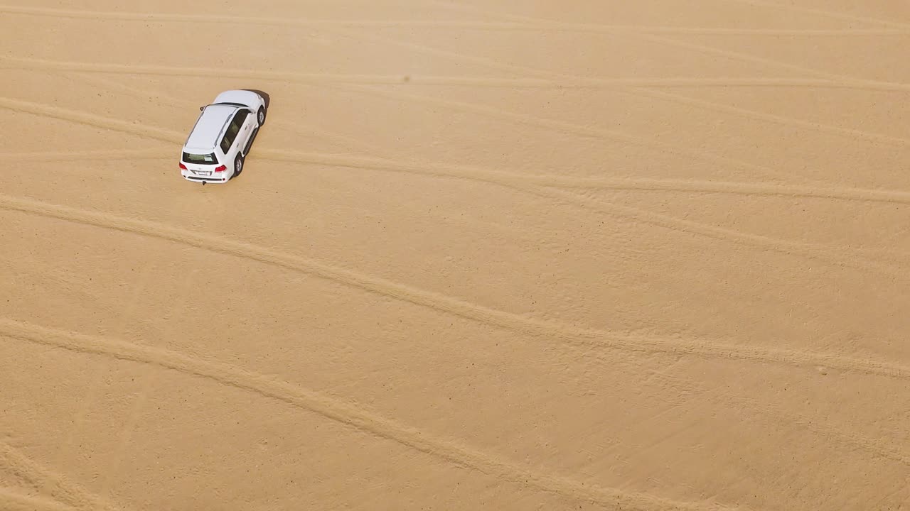 사막에 있는 색 suv