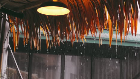 Aguacero-De-Gotas-De-Lluvia-Sobre-Una-Pintoresca-Casa-Con-Techo-De-Paja