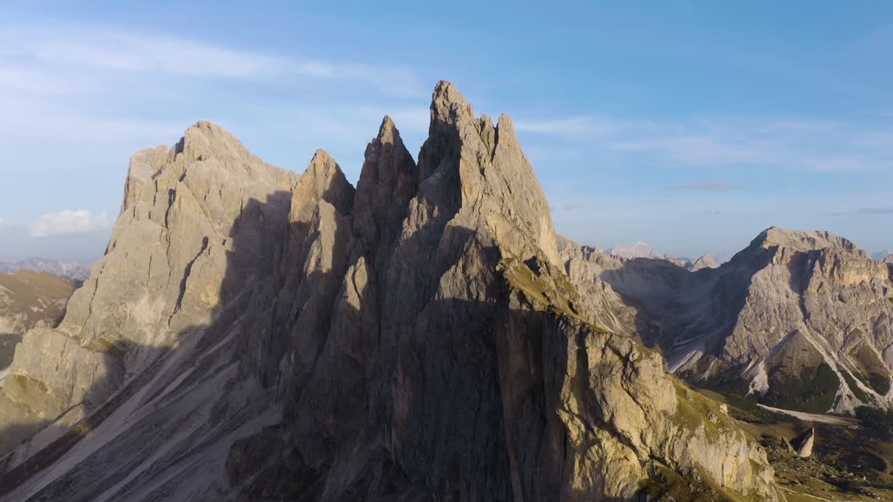 Volo di drone sopra la famosa cresta rocciosa sul Monte Seceda in Italia