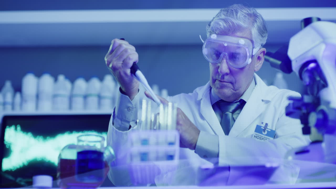 científico de laboratorio maduro usando una pipeta