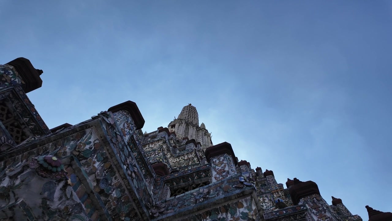 Aamunkoiton temppeli Wat Arun, buddhalainen palvontapaikka ja maamerkki Bangkokissa, Thaimaassa, Kaakkois-Aasiassa.