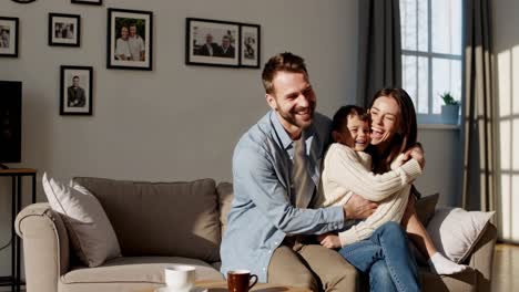 familia feliz disfrutando del tiempo juntos