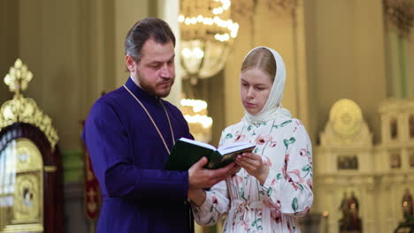 Mujer-Y-Sacerdote-En-La-Iglesia