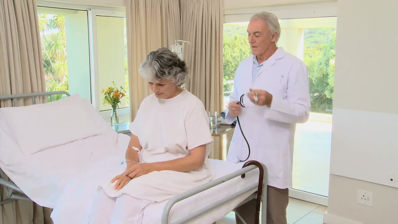 환자 에게 스테토스코프 를 사용하는 의사