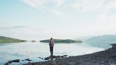 Hombre-Pescando-En-El-Lago-En-Vangsvik,-Senja,-Noruega---Amplia