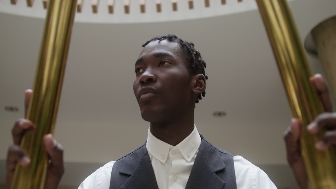 посол, несущий гостиничную тележку.