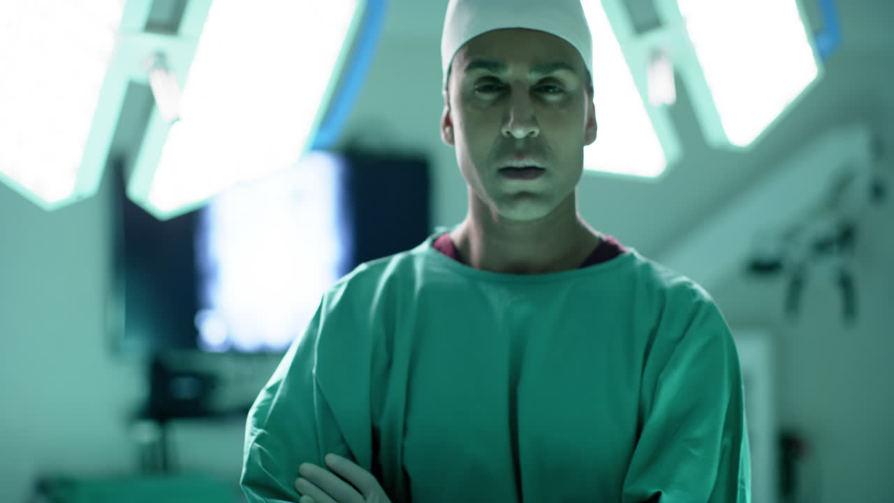 retrato de un cirujano caucásico con túnica quirúrgica en el quirófano, cámara lenta