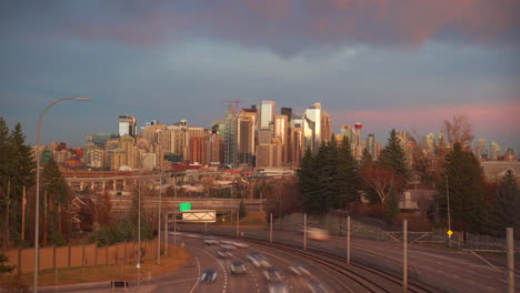 Farbenfroher-Warmer-Sonnenaufgang-Oder-Sonnenuntergang-In-Der-Stadt-Im-Herbst-Im-Oktober-In-Calgary,-Alberta,-Kanada