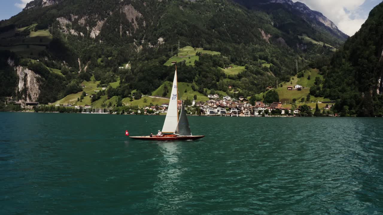스위스 호수에서 항해하는 것